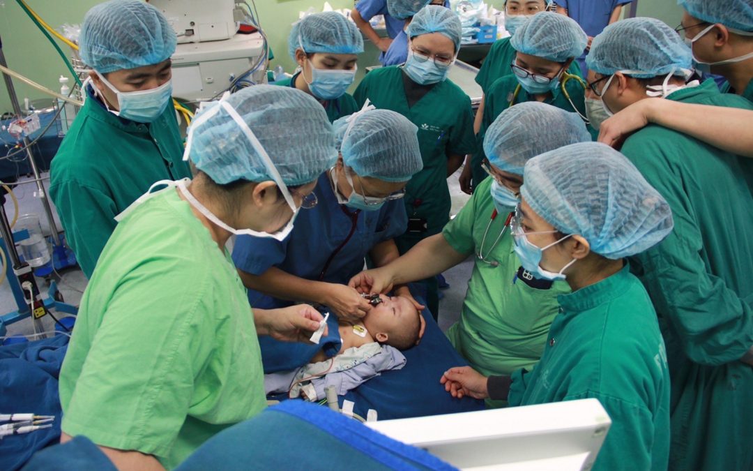 醫療外交：羅慧夫顱顏基金會用愛彌補，到越南為56名顱顏患者手術