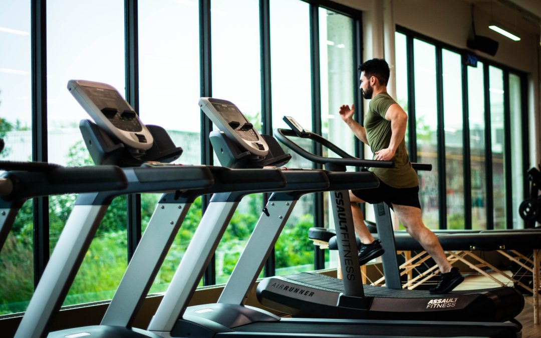 青壯年名醫、網紅在健身房運動意外，研究顯示清晨跑步最容易猝死